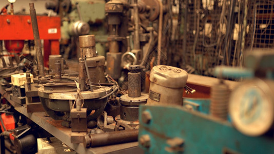 现代的金属工厂中业机械金属加工生产作坊图片