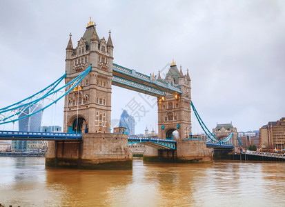 泰晤士河伦敦的铁塔桥早上在大不列颠王国英的图片