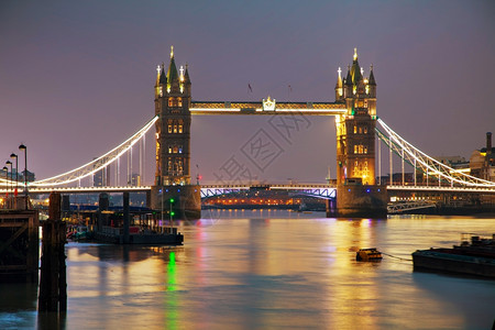 金融的泰晤士河在英国伦敦的塔桥夜间幕之伟大的图片