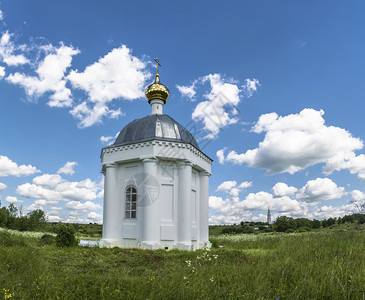 为纪念神之母亲Bogolyubskaya圣像的泉俄罗斯科托马地区Nerekhtsky区Teterino村叉云美丽的图片