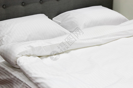 现代的寝具双床和白色新铺自在图片
