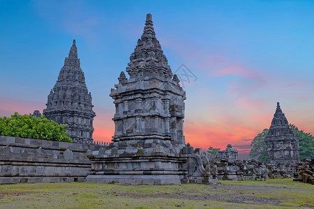 湿婆Prambanan或CandiRaraJonggrang是印度尼西亚爪哇的印度教寺庙大院日落时专门用于Trimurti造物主图片