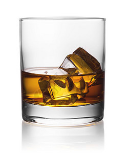 酒精白色的圆形透明杯威士忌与冰隔离在白色背景圆形透明杯威士忌与冰岩石图片