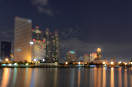 发光的都会夜间曼谷天空线反射水模糊bokeh背景图片