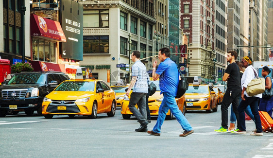 美国人2015年9月4日上午在纽约市与人们一起乘坐黄色出租车纽约州市2015年9月4日约克曼哈顿图片