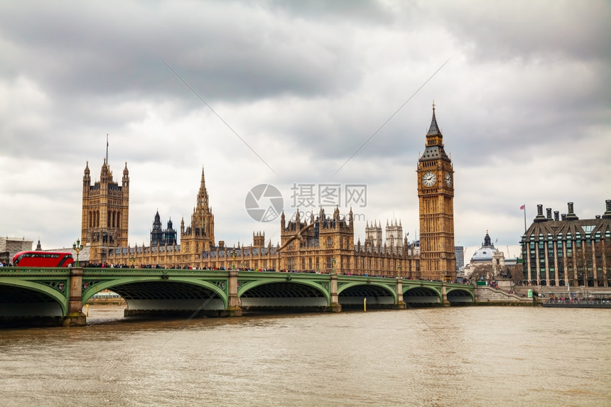 伦敦与伊丽莎白铁塔的概览在一个高播日旅行灰蒙英国图片