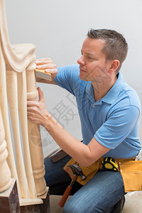 商业在家中班尼斯特用砂纸木匠男人工图片