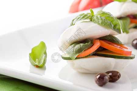 以油和巴西尔为食用的美味配料莫扎里拉三明治美味的健康图片