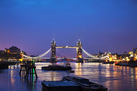 黑暗的天空伦敦铁塔桥晚上在大不列颠城市的图片