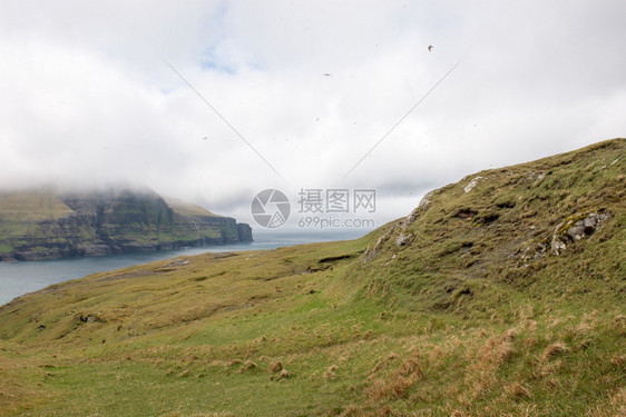 法罗群岛的典型风景绿草和石块北阿尔滕堡多岩石的图片