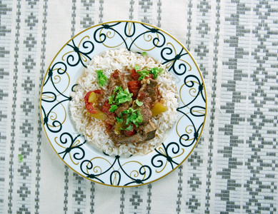 烧烤Alinazikkebab土耳其式家庭菜盘配有大米皮拉夫新鲜的红色图片