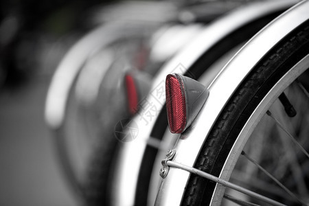 尾巴黑色的骑自行车轮后红反射器颜色图片