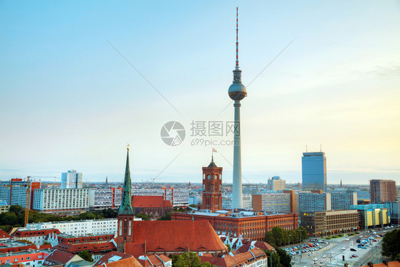 市中心电视克拉夫琴科日出时对德国柏林的空中概览图片