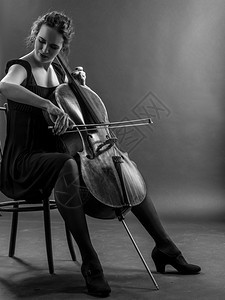 优雅的萨姆纳斯乐器一位美丽的女音乐家在播放大提琴黑白图像A的照片背景图片