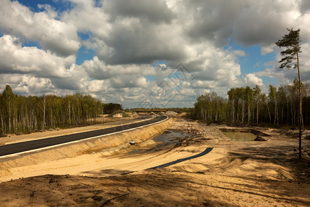 从最顶端看一横穿波兰森林的高速公路建设情况从原始角度来看行业四月水平沥青图片