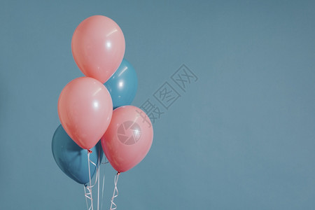 哑光的派对粉彩色和蓝面纸气球图片