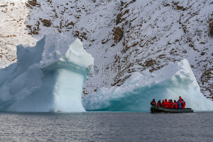 分数比松融化景观格陵兰东部唐克士比松两座小型冰山附近的冒险旅游者92107东格陵兰图片