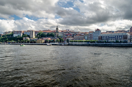 派斯旅行从西班牙巴斯克州的Getxo看到沿河边葡萄牙城的景象比斯开图片