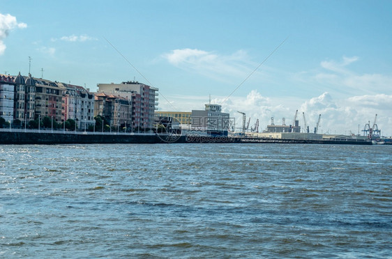 格乔水从西班牙巴斯克州的Getxo看到沿河边葡萄牙城的景象比斯凯亚图片