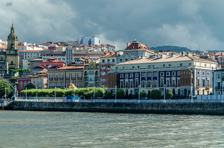 旅行建造从西班牙巴斯克州的Getxo看到沿河边葡萄牙城的景象图片