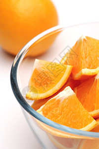 充满活力颜色橙子在白背景上切橙子一种图片