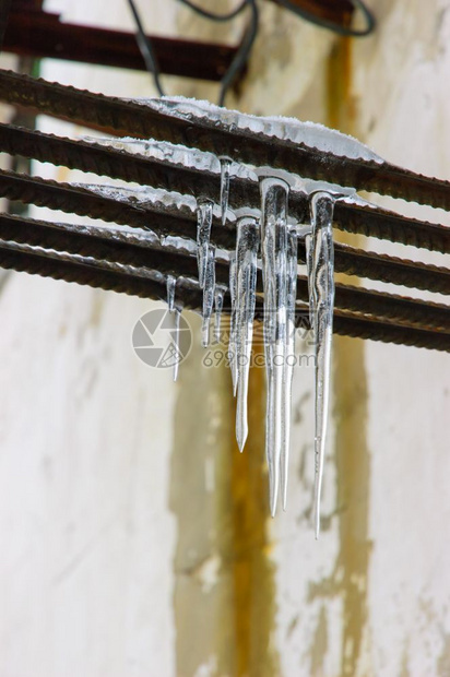 天气季节水晶在寒冷和灰暗的冬季水冰柱落下图片