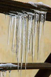 在寒冷和灰暗的冬季水冰柱落下新鲜的透明图片