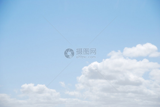 气象光蓝天空上有魔法云的照片大气层积雨云图片