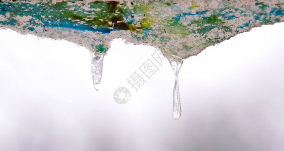 在寒冷和灰暗的冬季水晶石落下冰柱冻结季节图片