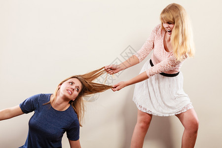 欺负差门户14勾心斗角好的疯女人互相拉扯头发两个年轻女孩奋力打赢