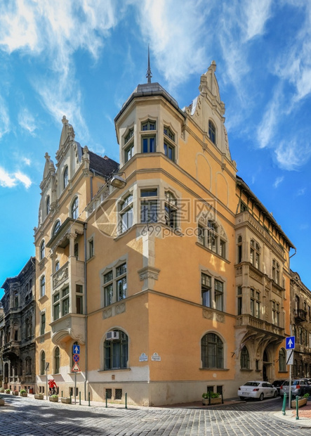 联盟旅行匈牙利布达佩斯17082阳光明媚的夏日布达佩斯老城的街道匈牙利布达佩斯老城的街道建造图片
