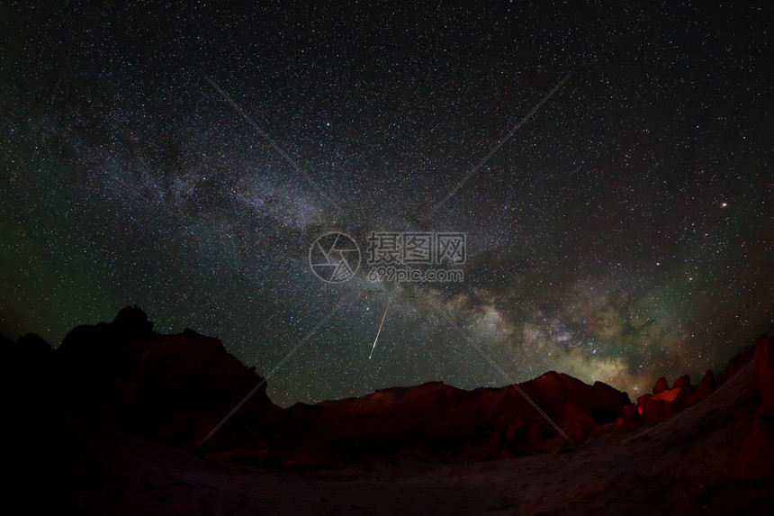黑暗的星系蒙古巴扬扎格峡谷上空的星夜繁点图片
