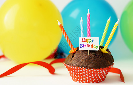 生日派对卡片快乐背景上还有巧克力蛋糕蜡烛和彩色气球邀请蓝的小型图片