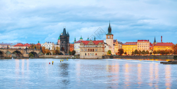 首都老的晚上在布拉格旧城和查尔斯桥塔位于布拉格镇图片