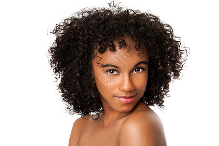 非洲裔吸引人的美丽快乐女脸庞光滑的皮肤和黑卷发孤立无援型图片