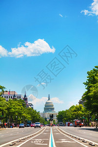 爬坡道从宾夕法尼亚大道看华盛顿特区的美国会大楼位于纽约州华盛顿大街旗帜图片