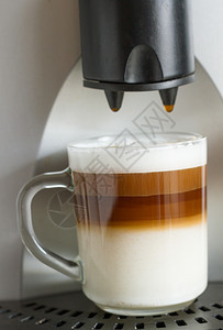 饮料休息在卡布奇诺咖啡里准备的一杯咖啡因图片