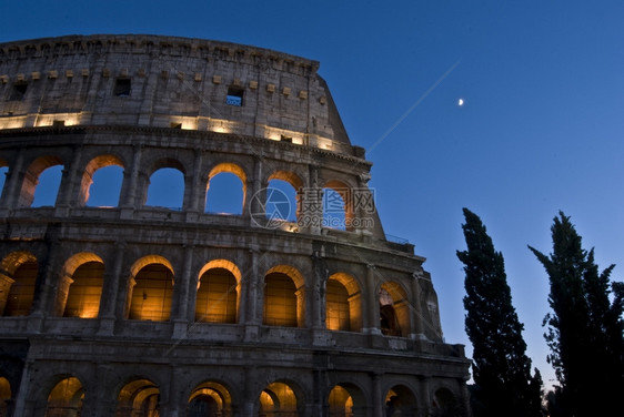 历史文化罗马著名的两栖剧院一部份晚上在罗马建造图片