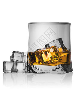 金子威士忌杯冰块和在白色背景上隔绝的冰块威士忌杯冰块和立方体目的图片