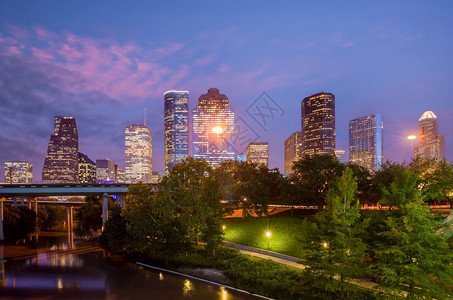 城市的美国得克萨斯州休顿市中心天线城景色日落时建筑学商业背景图片
