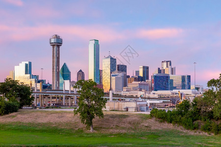 美国得克萨斯州日落时达拉斯市中心天线城景色反射德克萨斯州暮图片