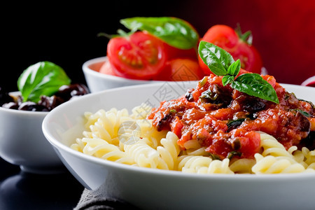 意大利面番茄酱和烤肉生物食品好的美味图片