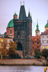 纪念碑镇欧洲清晨在布拉格的旧城查尔斯桥塔台图片