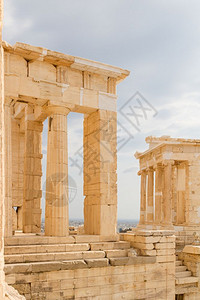 艺术旅游蓝色的希腊雅典大都会寺庙的柱子上列图片