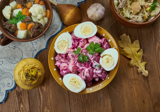 食物Rosolje爱沙尼亚土豆贝拉爱尼亚烹饪传统各种菜类顶视美食木制的图片