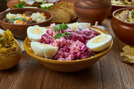 自制木的Rosolje爱沙尼亚土豆贝拉爱尼亚烹饪传统各种菜类顶视最佳图片