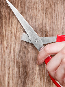 理发师专业和完美形象的改变红大剪刀切紧了金发直长沙理龙红剪刀在金发上贴紧了型师完美的背景图片