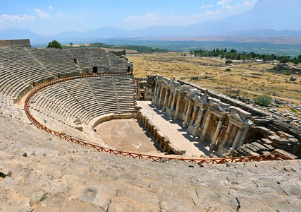 考古学脚步著名的代希拉波利斯的剧院废墟现为土耳其帕穆卡勒Pamukkale图片