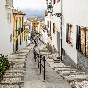 城市景观古老的西班牙南部安达卢西亚州格拉纳达的典型建筑图片