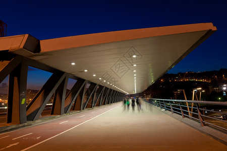 景观黑暗的Euskalduna桥毕尔巴鄂比斯凯亚西班牙城市的图片